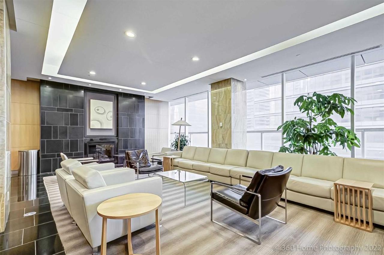 Prime Location - Stunning 2-Bdrm Condo Toronto Exterior foto